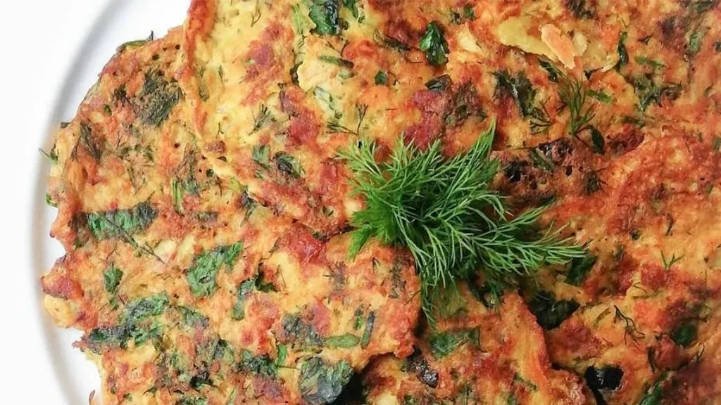 Fırında pişirilmiş sağlıklı kabak mücveri, dereotu ve yeşilliklerle