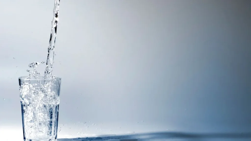 Su tüketimi için bardak görseli - sağlıklı yaşam ve su içmek