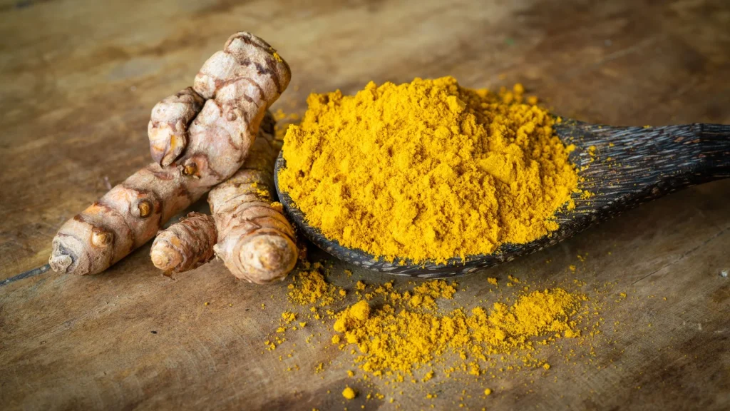 Zerdeçal ve toz hali; güçlü anti-inflamatuar etkileriyle bilinir.