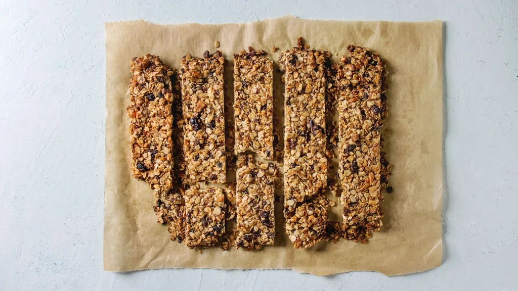 Ev yapımı yulaflı granola bar, kuru meyve ve fındık parçalarıyla
