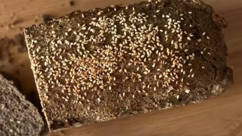 Susam taneleriyle kaplı, sağlıklı ev yapımı tahıllı ekmek