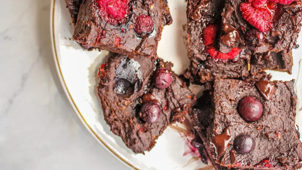 Yoğun kakaolu unsuz fit brownie dilimleri