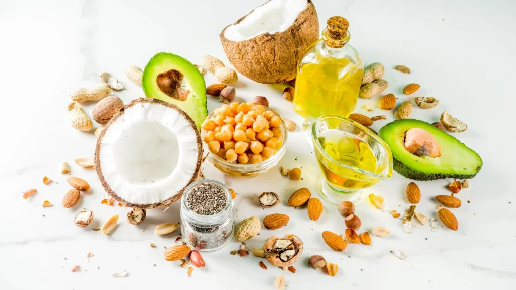 Keto diyetinde sağlıklı yağ kaynakları: avokado, hindistan cevizi, badem, zeytinyağı ve chia tohumu