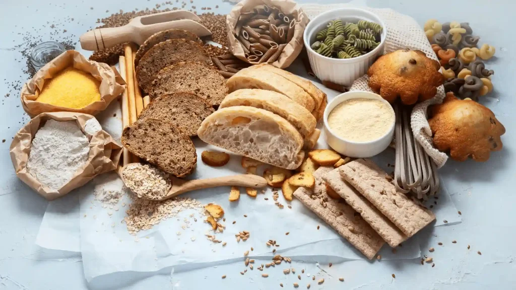 Eliminasyon sürecinde diyetten çıkarılan beyaz ekmek, makarna, kraker ve unlu mamul çeşitlerinin bir arada sunumu.