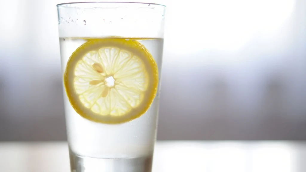Bir bardak suyun içinde taze limon dilimi ile hazırlanan, içimi kolay ve ferahlatıcı alkali su örneği.