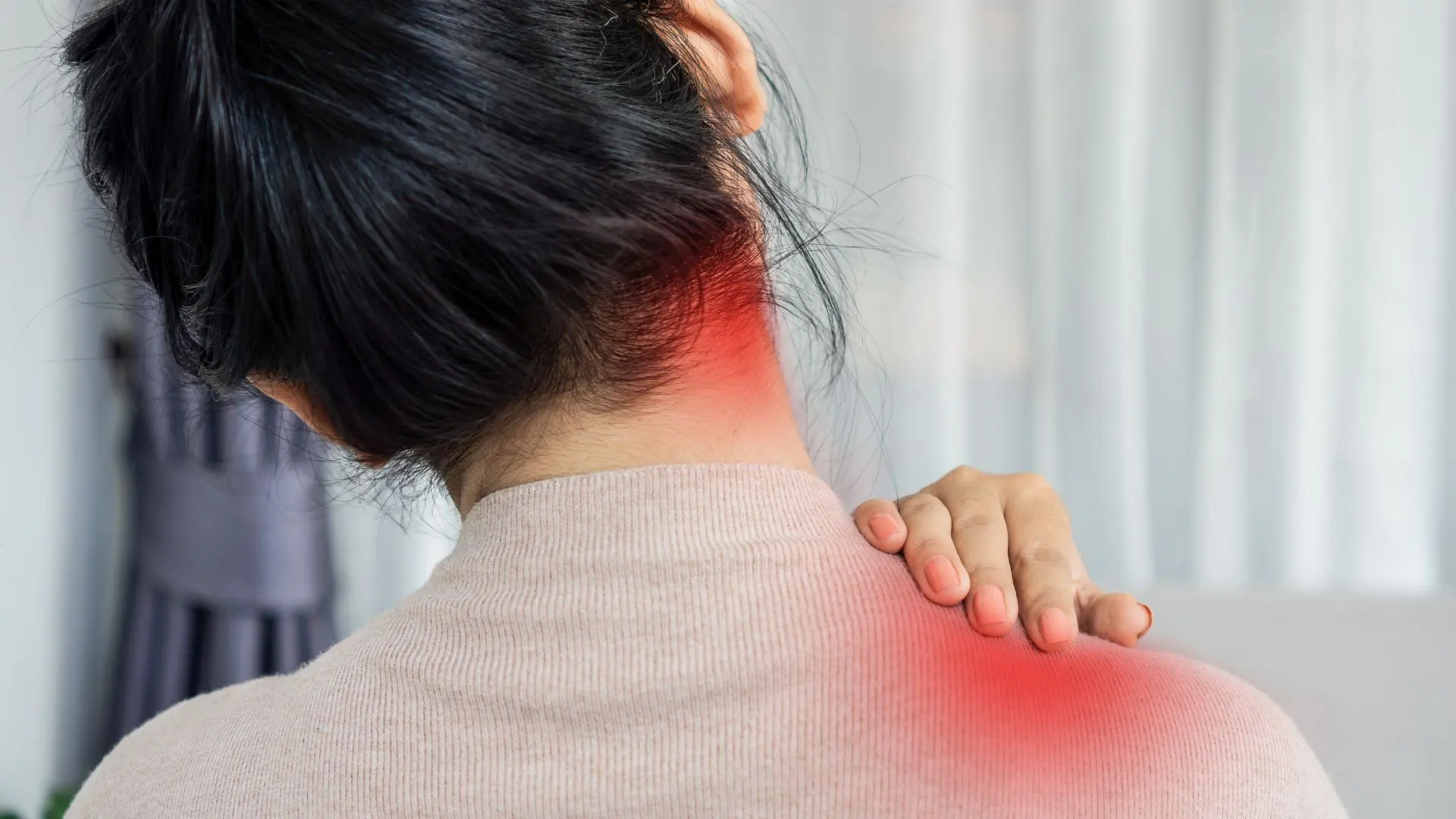 Fibromiyaljiye bağlı kronik boyun, omuz ağrısı ve vücut tutukluğu yaşayan bir kadın görseli.